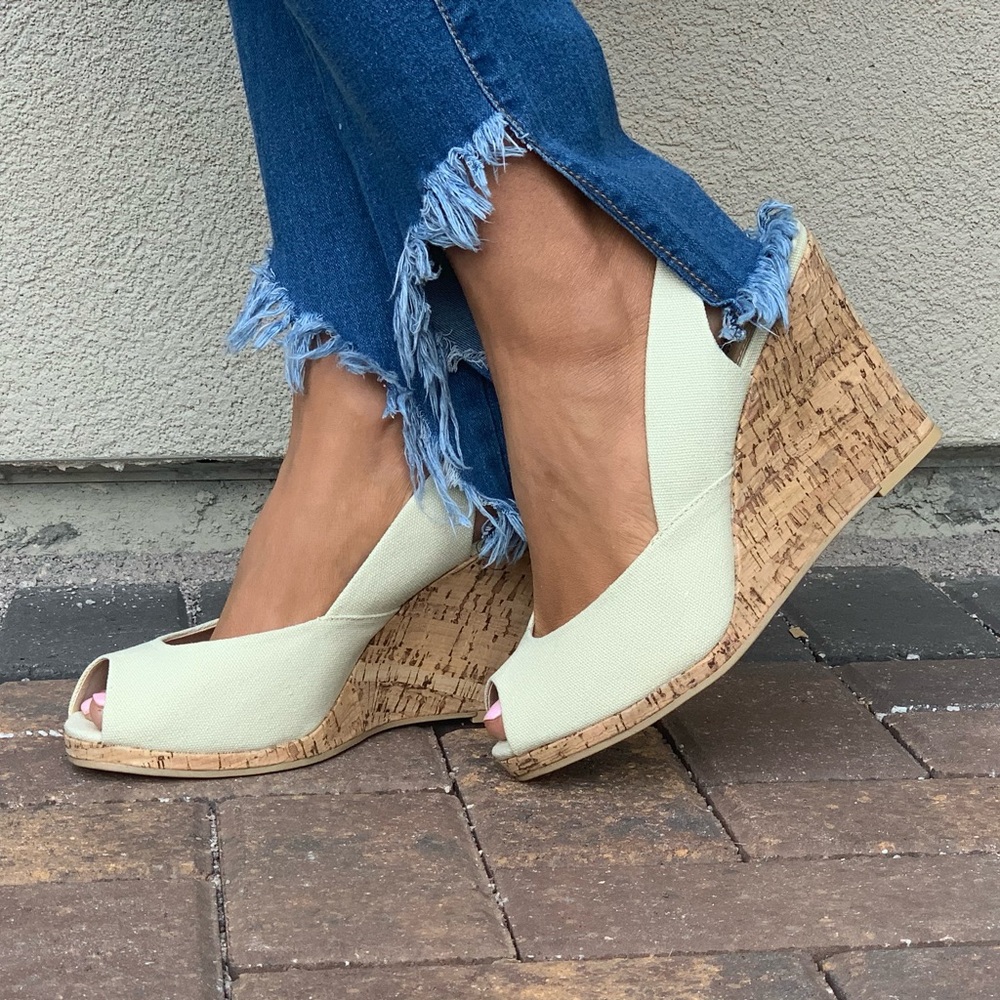NIB Cream Peep Toe Slingback Wedge Sandal - Picture 3 of 8